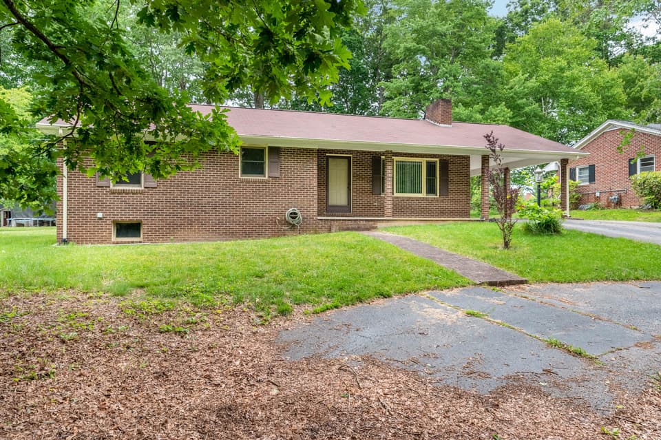 420 Overhill Rd SE, photo 2 of 34