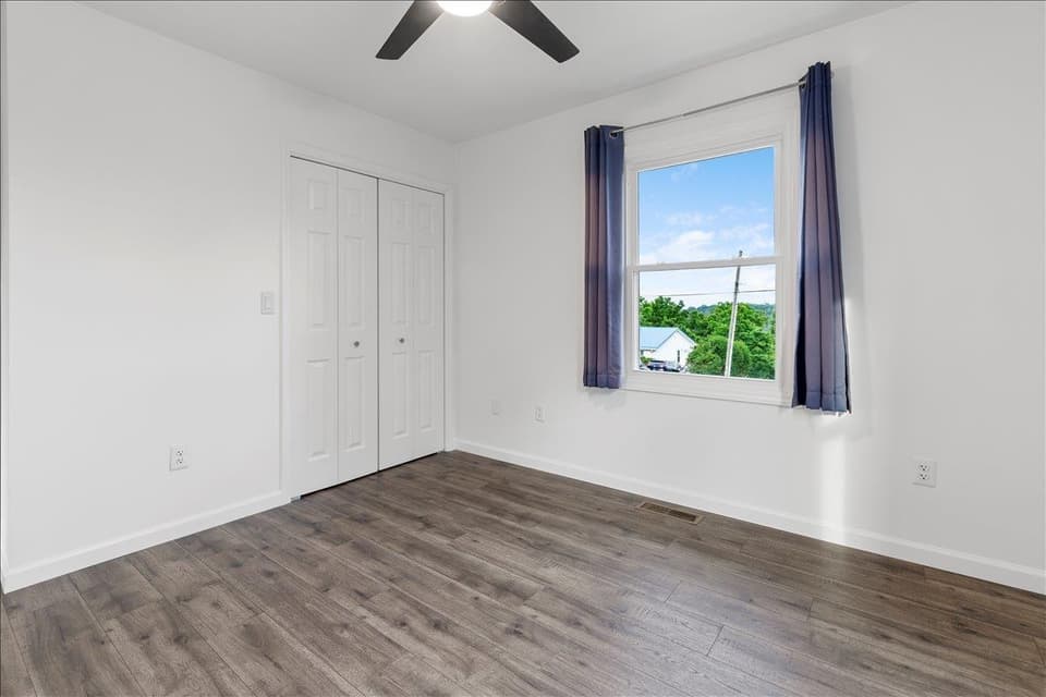 120 SE Howery Street, photo 20 of 40