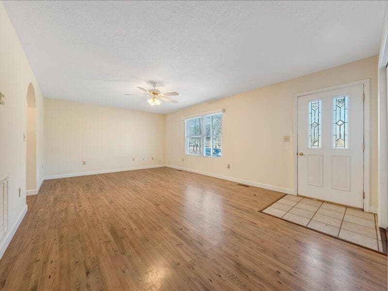 275 Depot St NE, photo 5 of 32