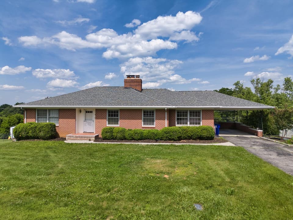 108 Roseland Drive, photo 2 of 40