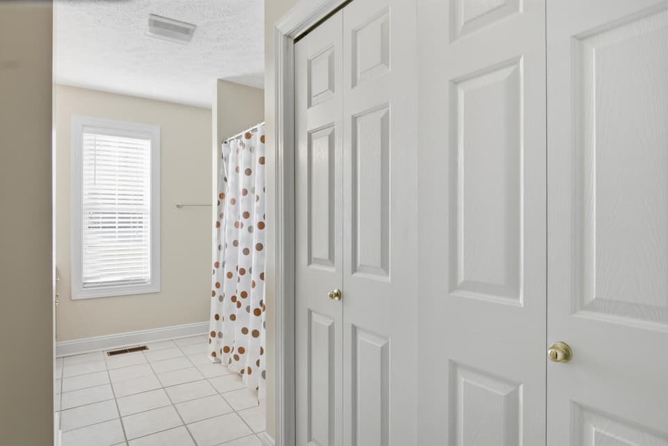 380 Oaktree Boulevard, photo 21 of 40
