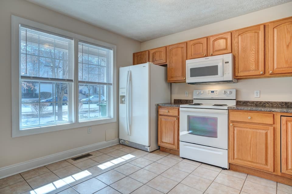 825 Oaktree Boulevard, photo 7 of 32