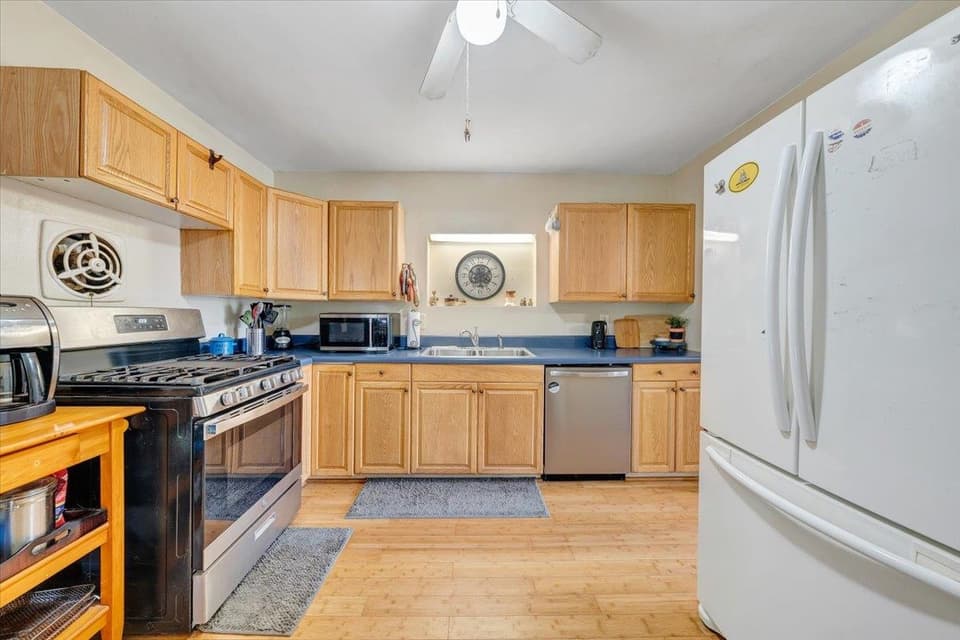 100 Roseland Drive SW, photo 11 of 35
