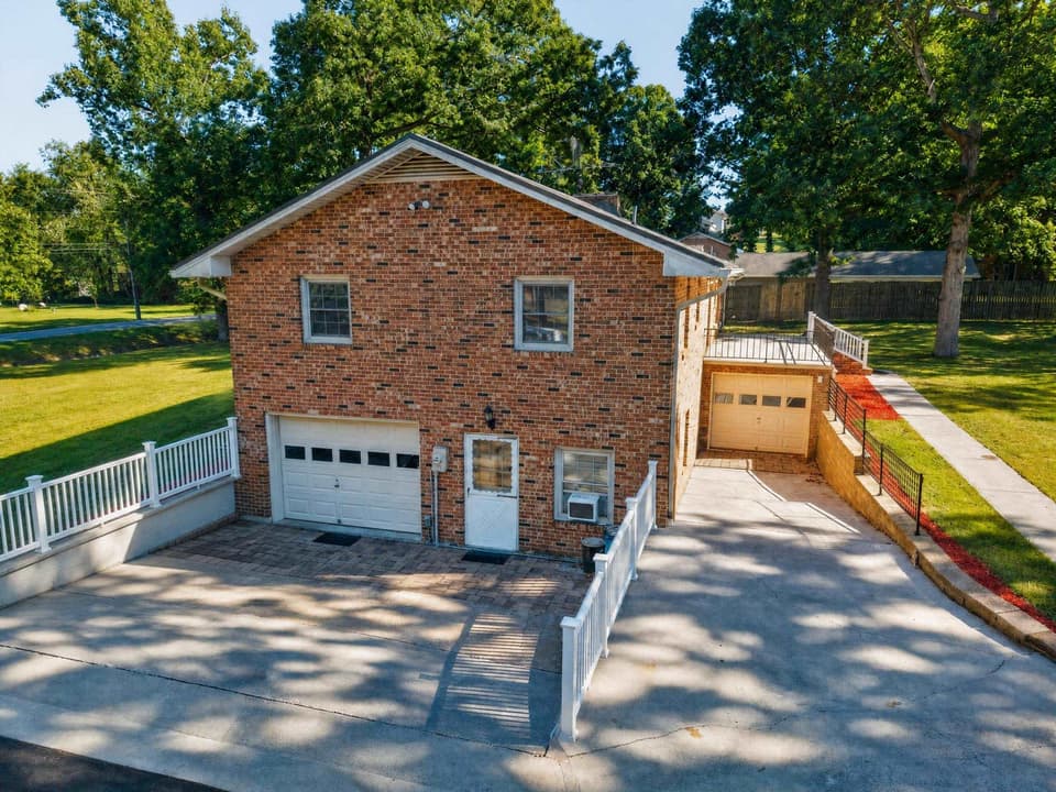 350 Teel Street, photo 6 of 40