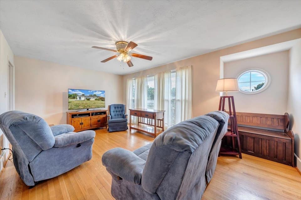 625 Mountainview Drive SW, photo 8 of 31