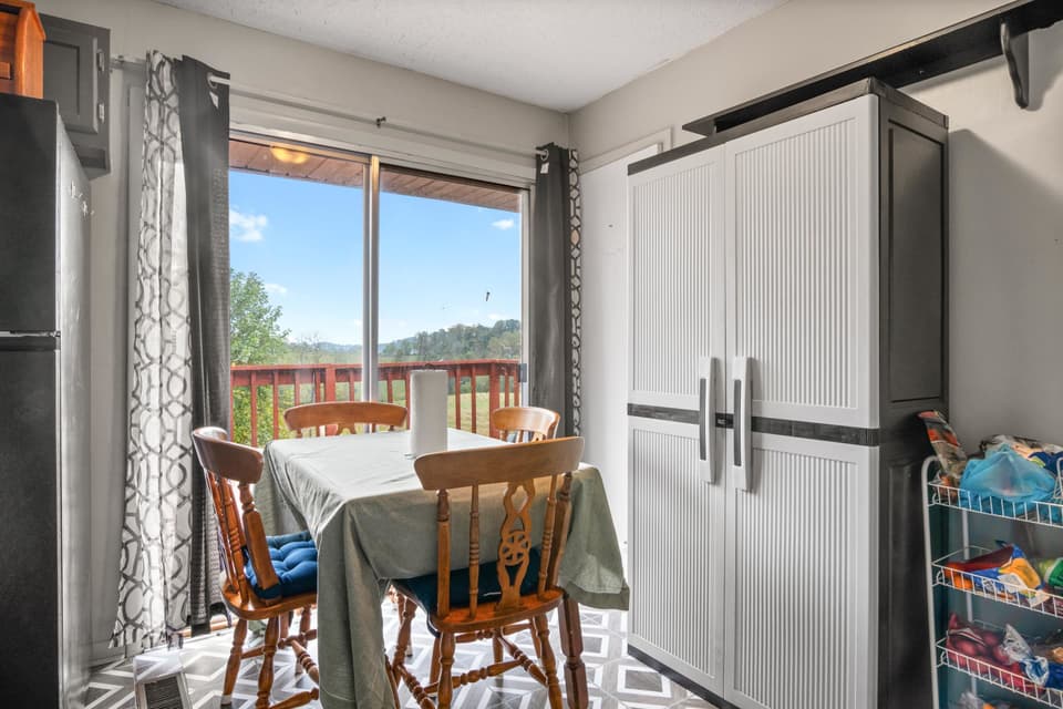 326 Rolling Hills Drive, photo 13 of 40