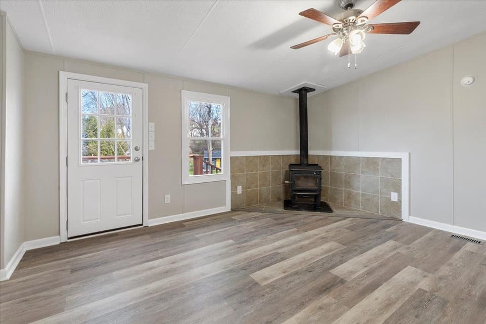 505 North Drive NE, photo 5 of 40