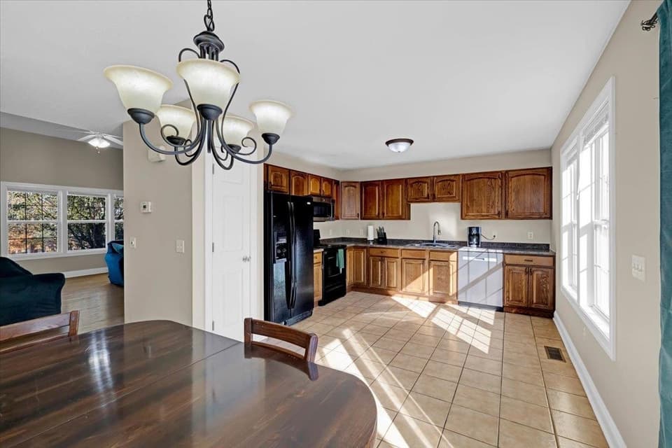 940 Oaktree Boulevard, photo 9 of 30