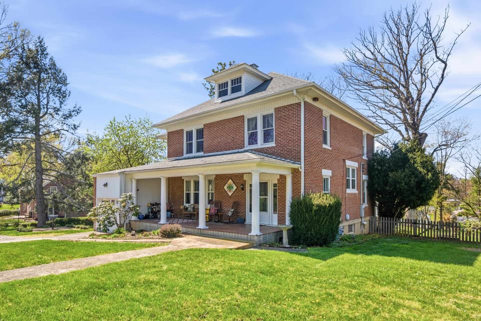 805 W Main Street, photo 2 of 40