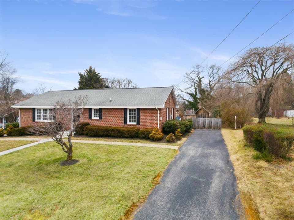 106 Miller Street SE, photo 8 of 40