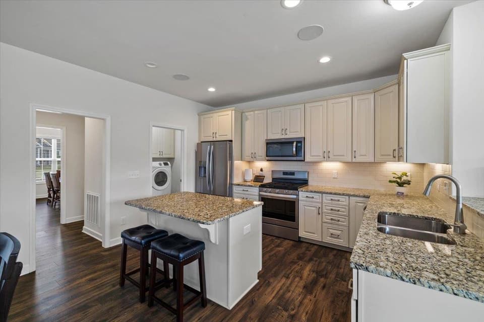 870 Jefferson Circle, photo 8 of 40
