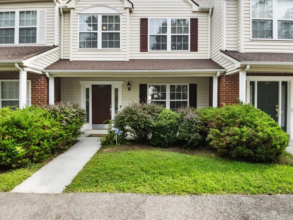 300 Willow Oak Drive, photo 4 of 40