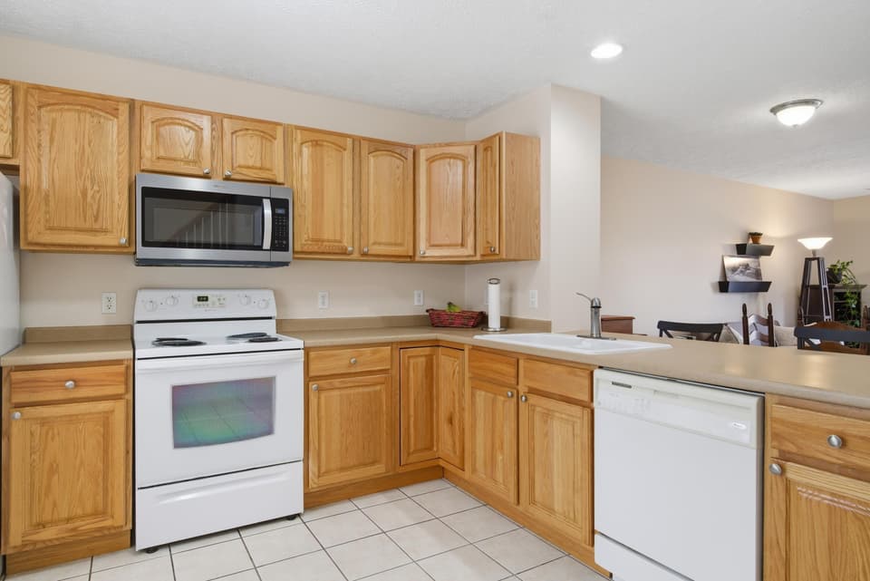 565 Oaktree Boulevard, photo 10 of 31