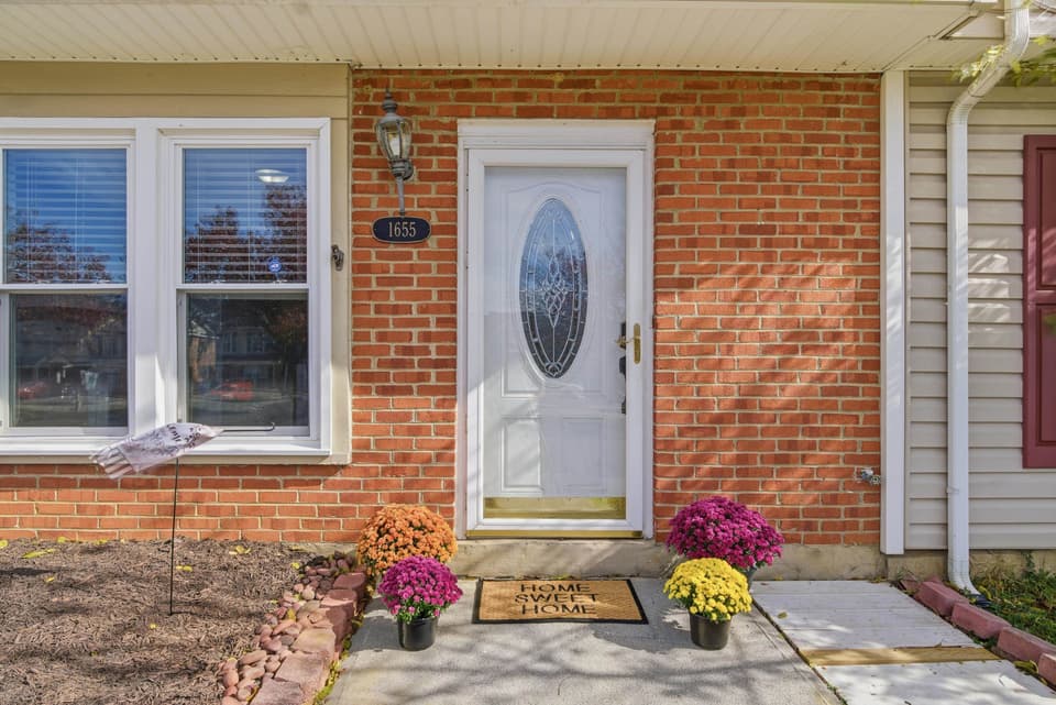 1655 York Drive, photo 3 of 38