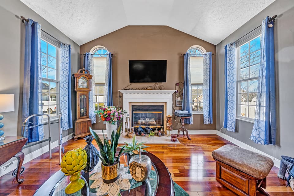 55 Revolution Cir, photo 8 of 35