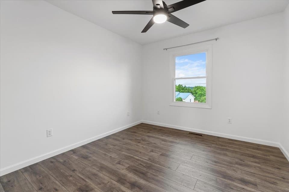 120 SE Howery Street, photo 21 of 40