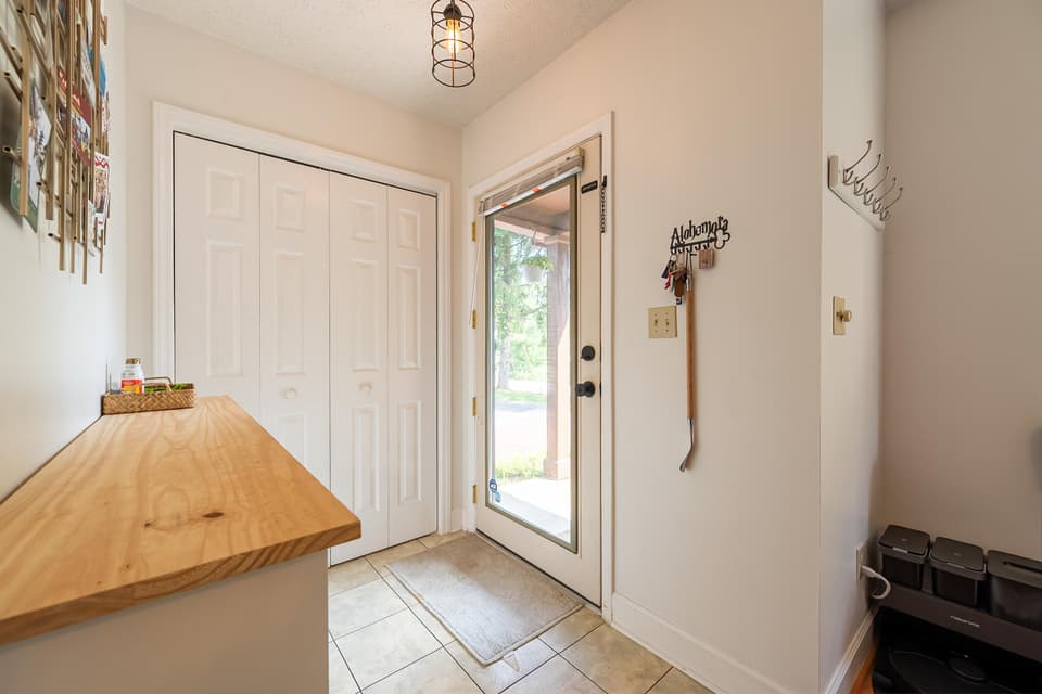 705 Colhoun Street NE, photo 6 of 40