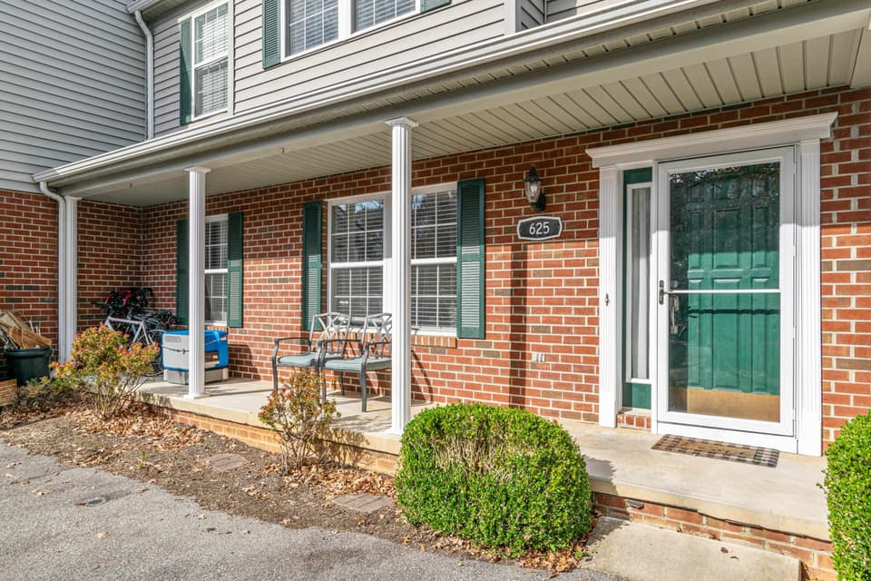 625 Tall Oak Boulevard, photo 3 of 40