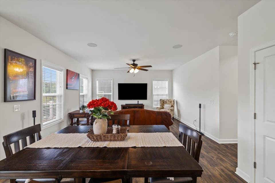 870 Jefferson Circle, photo 11 of 40