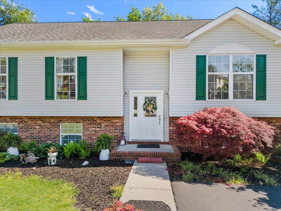 650 Warren Court, photo 10 of 40