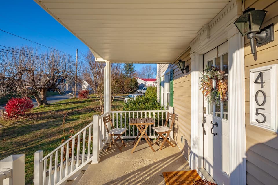 405 Lester Street, photo 8 of 40