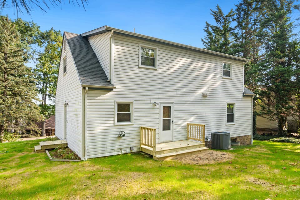 1305 Chestnut Drive, photo 2 of 40
