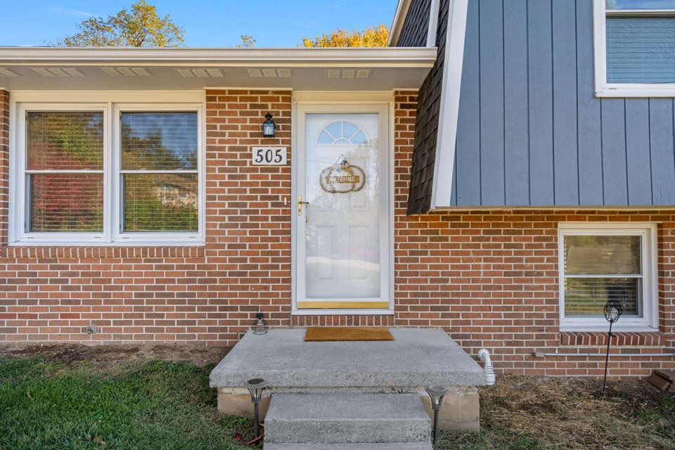 505 Willow Drive, photo 2 of 40