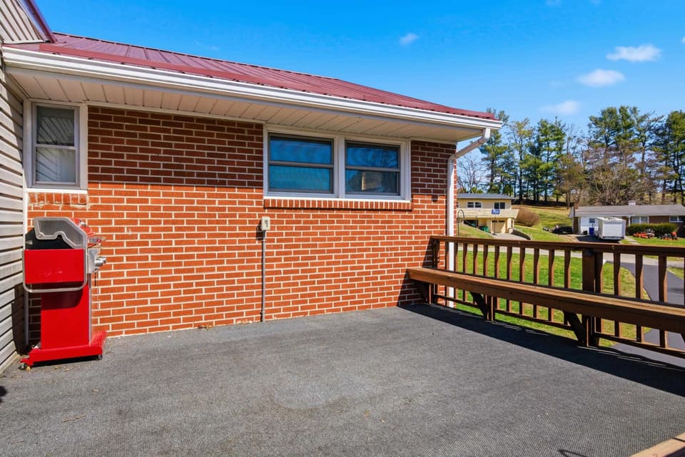 205 Roundhill Drive, photo 9 of 40