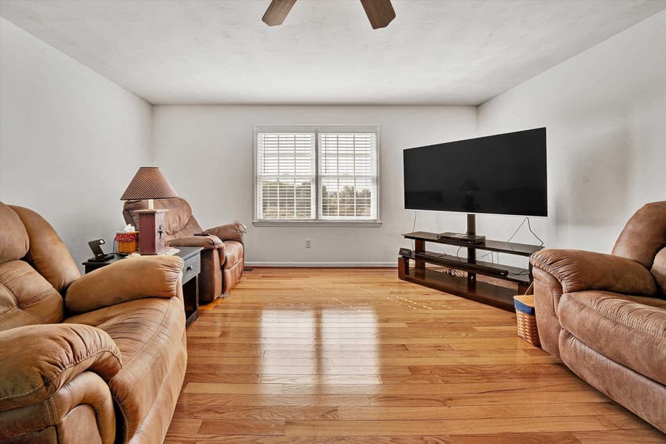 540 Harkrader Street, photo 5 of 35