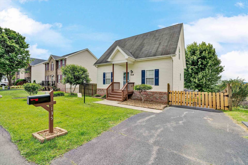 135 Wistaria Drive, photo 2 of 40