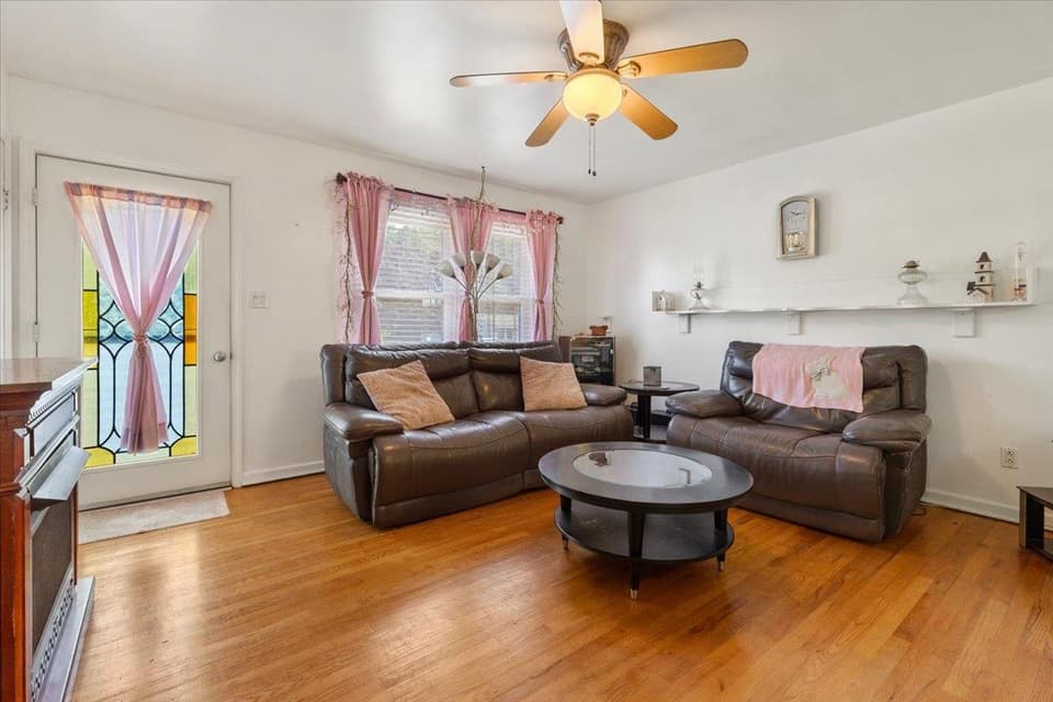 1015 Reading Road, photo 9 of 40