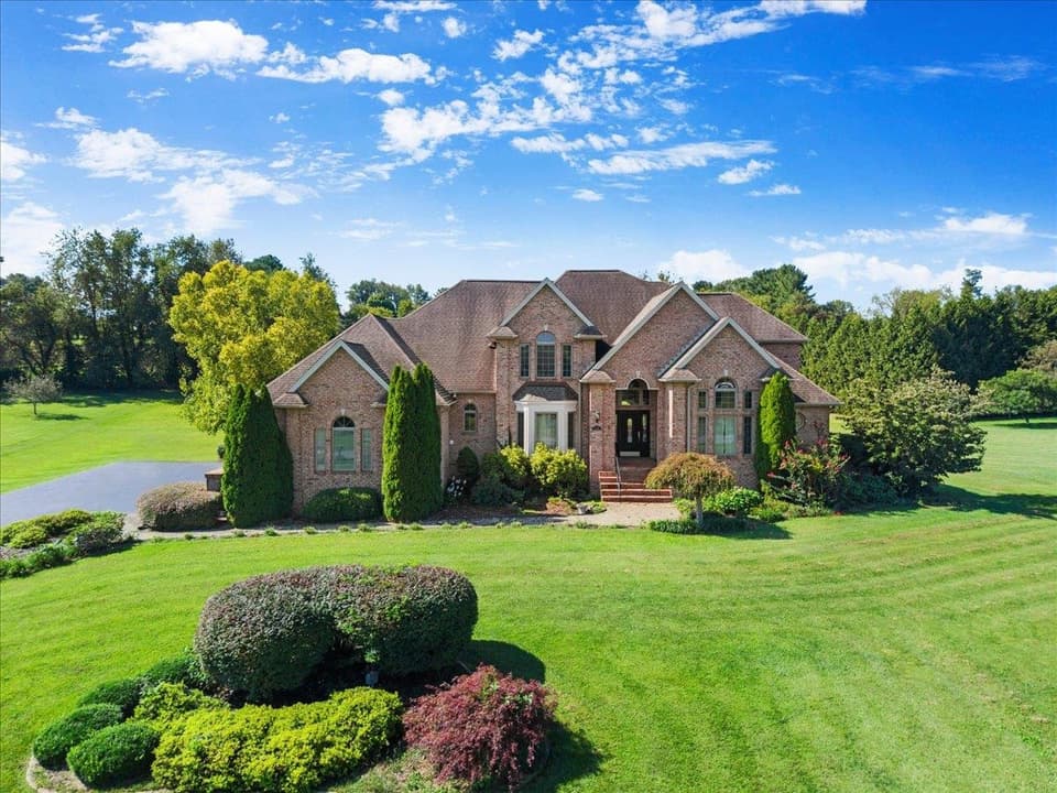 2251 Lake Vista Drive, photo 2 of 40