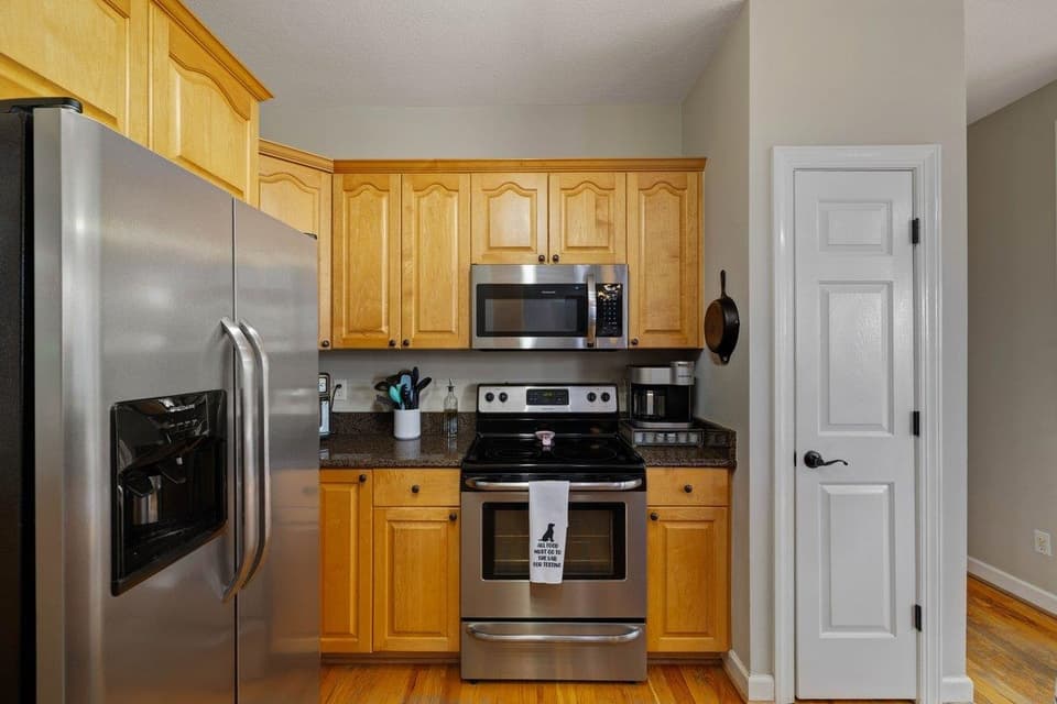 2050 Lubna Drive, photo 6 of 40