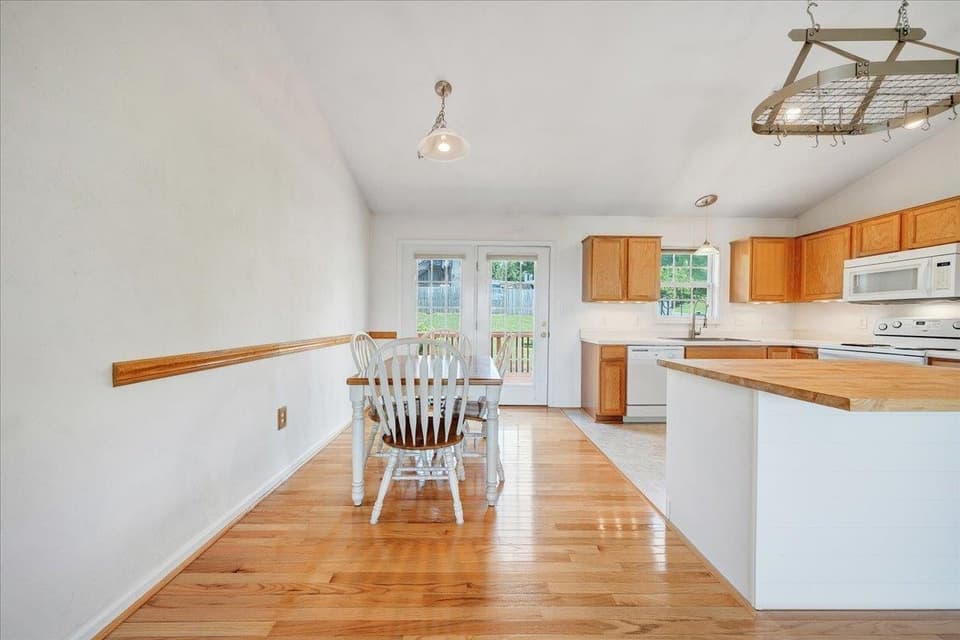 100 Wistaria Drive, photo 6 of 36
