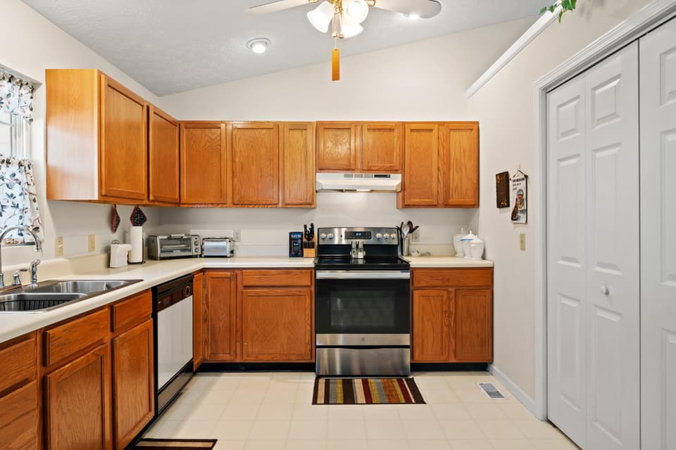 700 Warren Court, photo 13 of 40