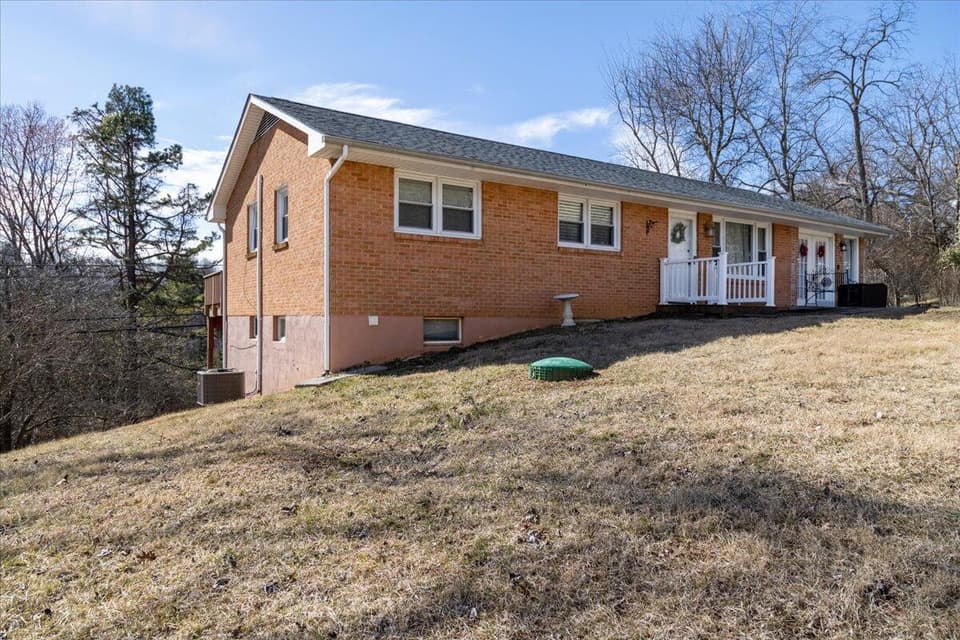 375 Mt Pleasant Rd SE, photo 4 of 40