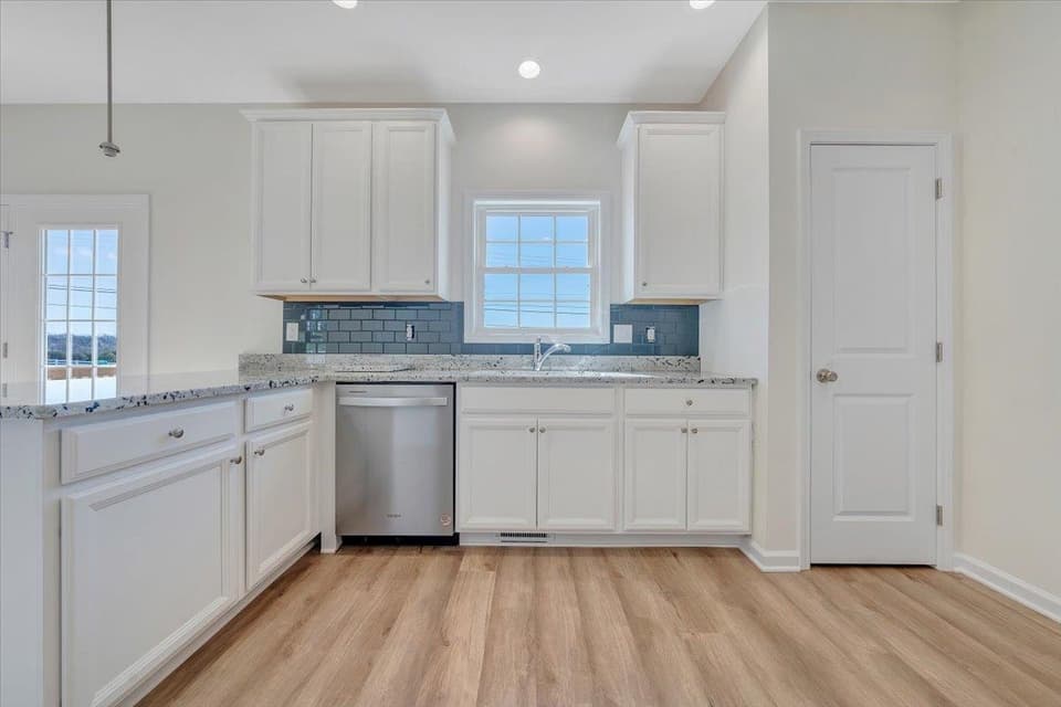 960 Holland Loop, photo 3 of 16
