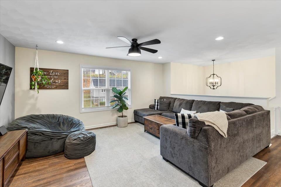 1041 St Clair Lane, photo 8 of 40
