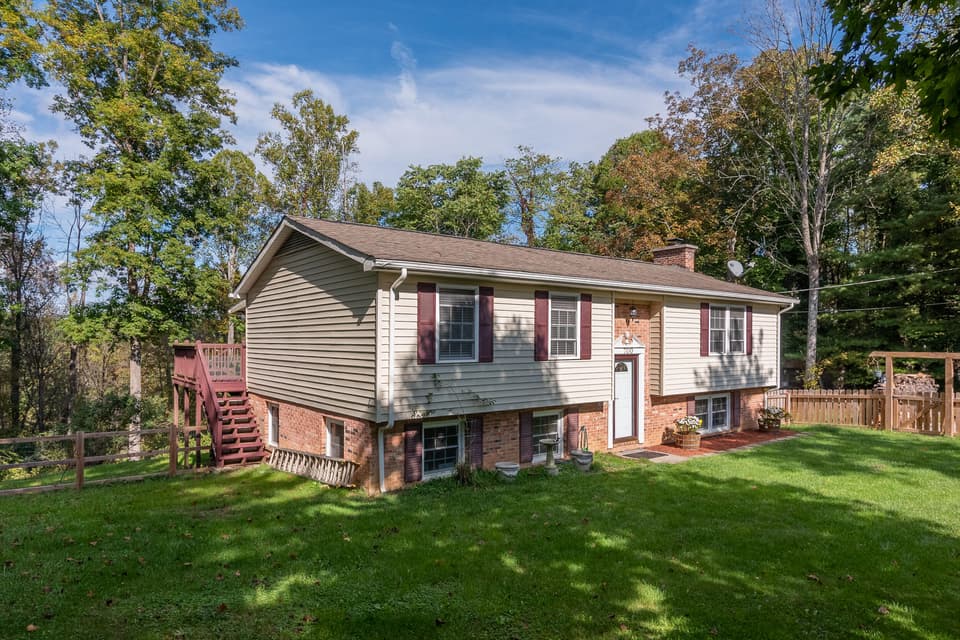700 Black Bear Run Rd, photo 3 of 39