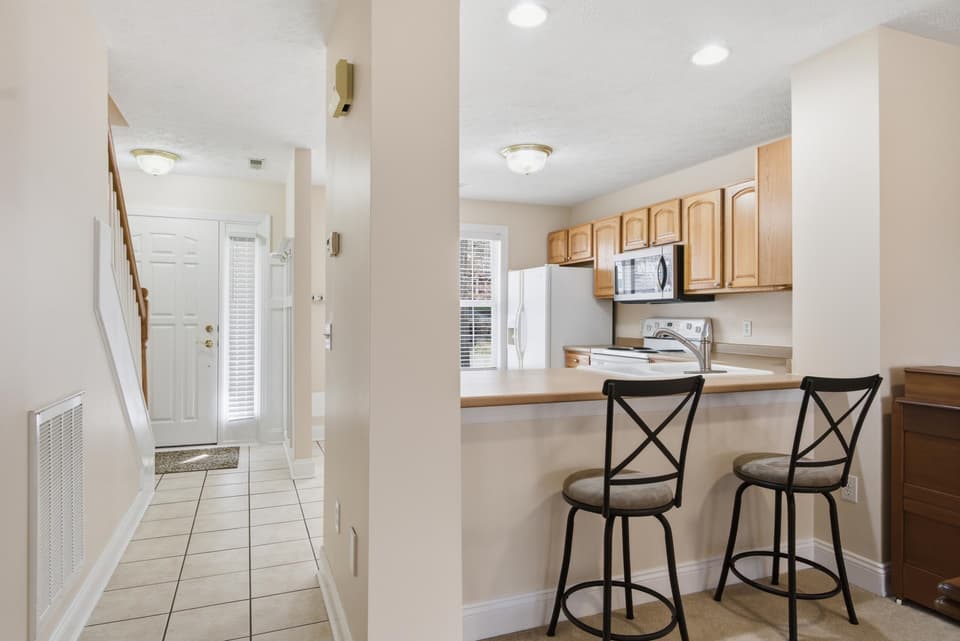 565 Oaktree Boulevard, photo 12 of 31