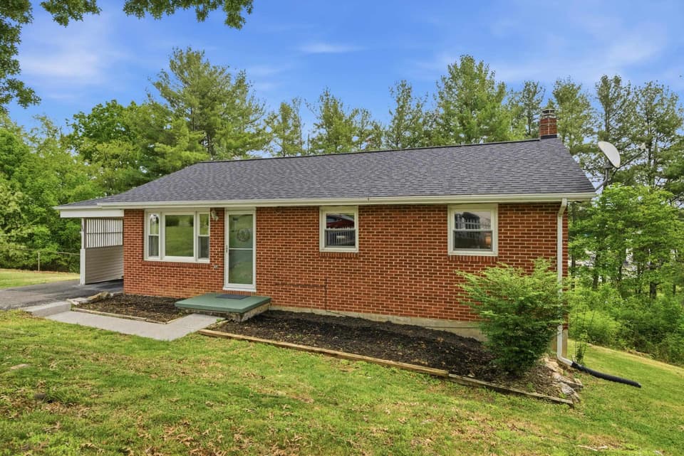 665 Betty Drive, photo 2 of 39