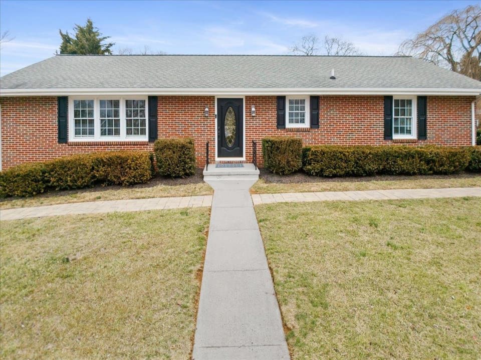 106 Miller Street SE, photo 2 of 40