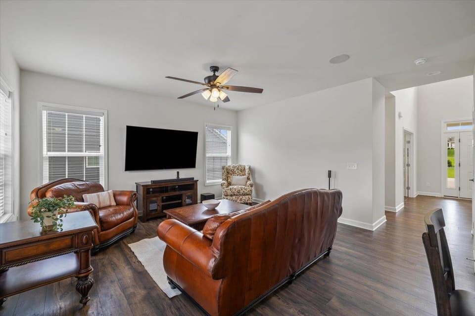 870 Jefferson Circle, photo 15 of 40