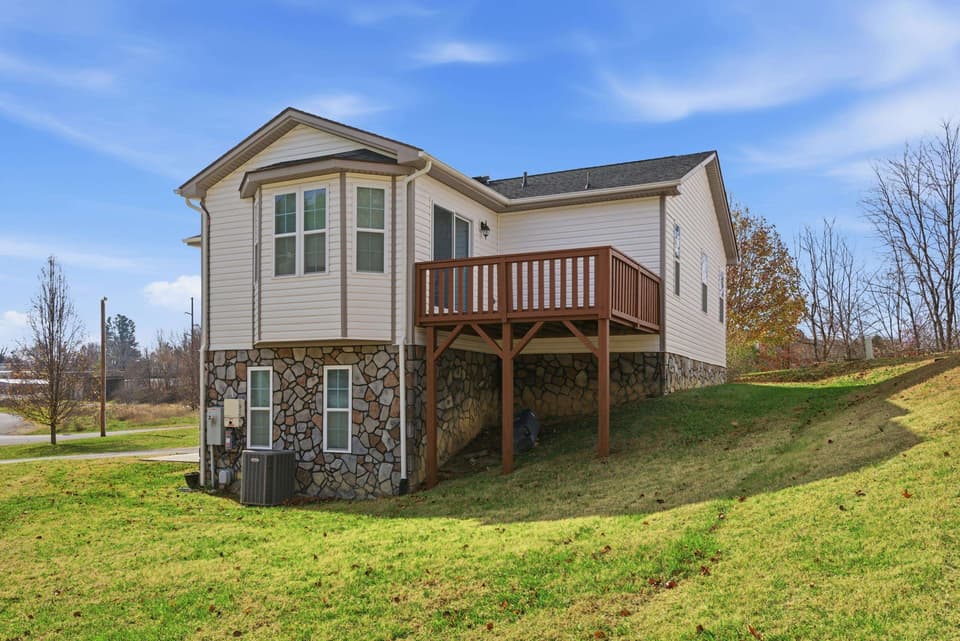 370 Robin Hood Drive, photo 22 of 40
