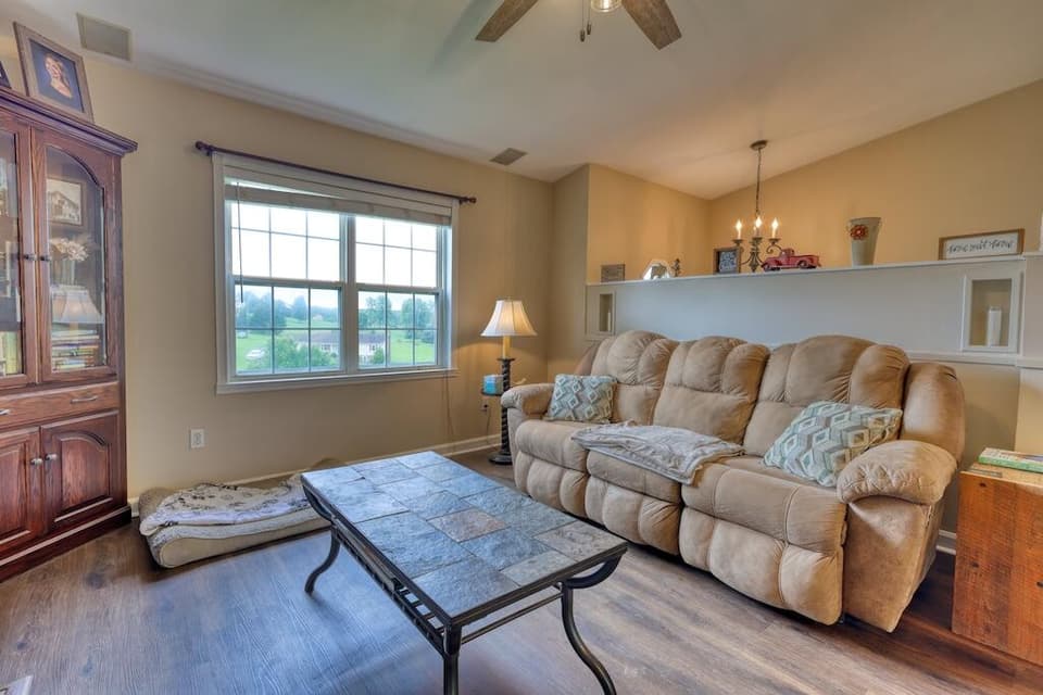 1460 Westview Dr, photo 4 of 30