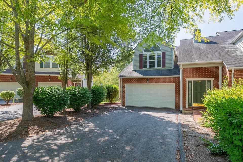 1095 Red Leaf Court, photo 3 of 40
