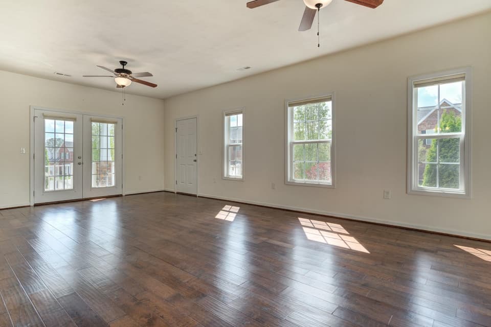 160 Roudabush Drive, photo 4 of 34