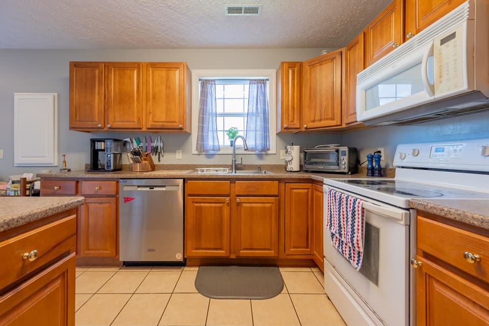325 Oaktree Boulevard, photo 11 of 35