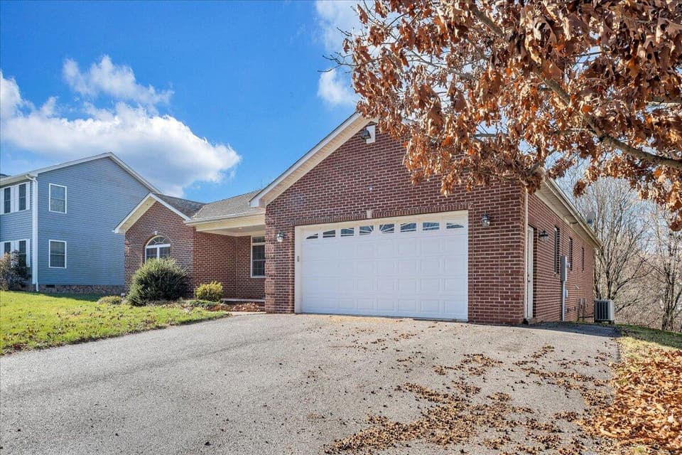 481 Houchins Rd, photo 3 of 35