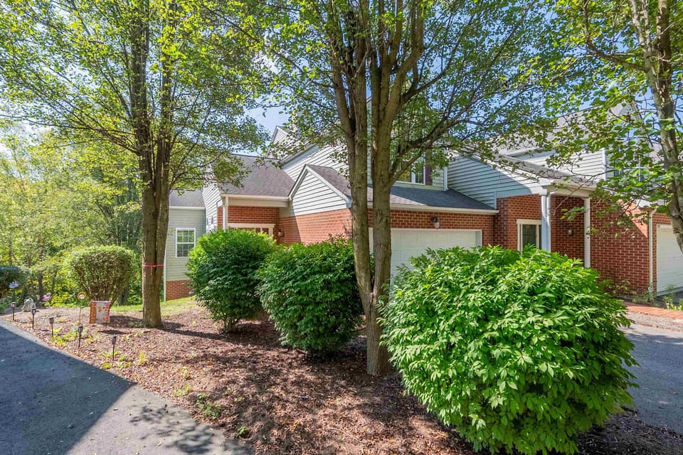 1095 Red Leaf Court, photo 5 of 40